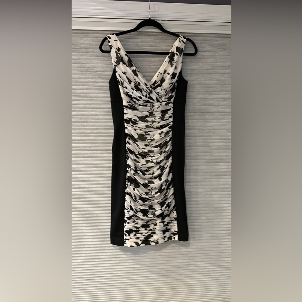 Ruched middle print dress - size 6
